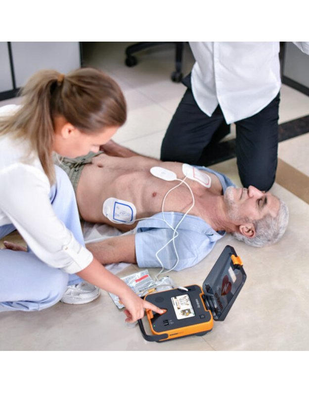 Komplektas: defibriliatorius L2 (LT, EN, RU) + spintelė + turniketas + stendas